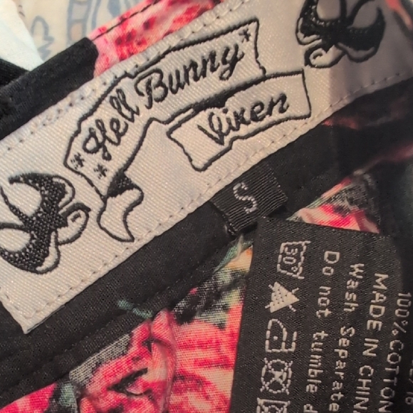 Hell Bunny Black A-Line Skirt with Floral and Animal Motif Size Small - Picture 2 of 2